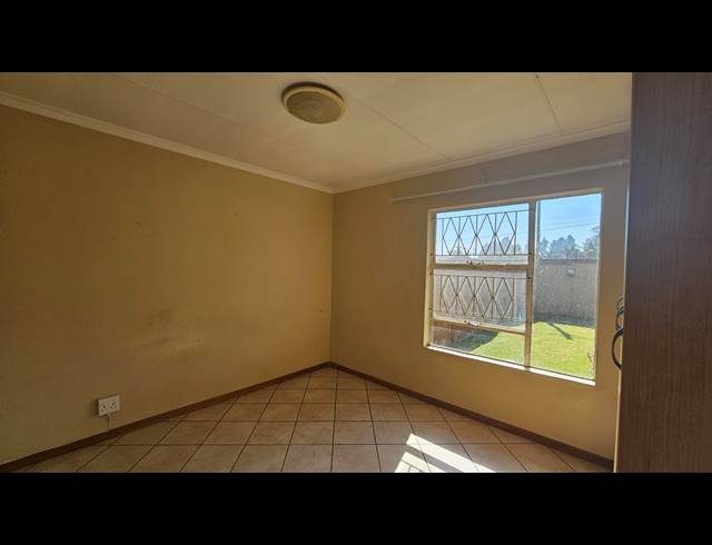 2 BEDROOM APARTMENT FOR SALE IN WITPOORTJIE AH